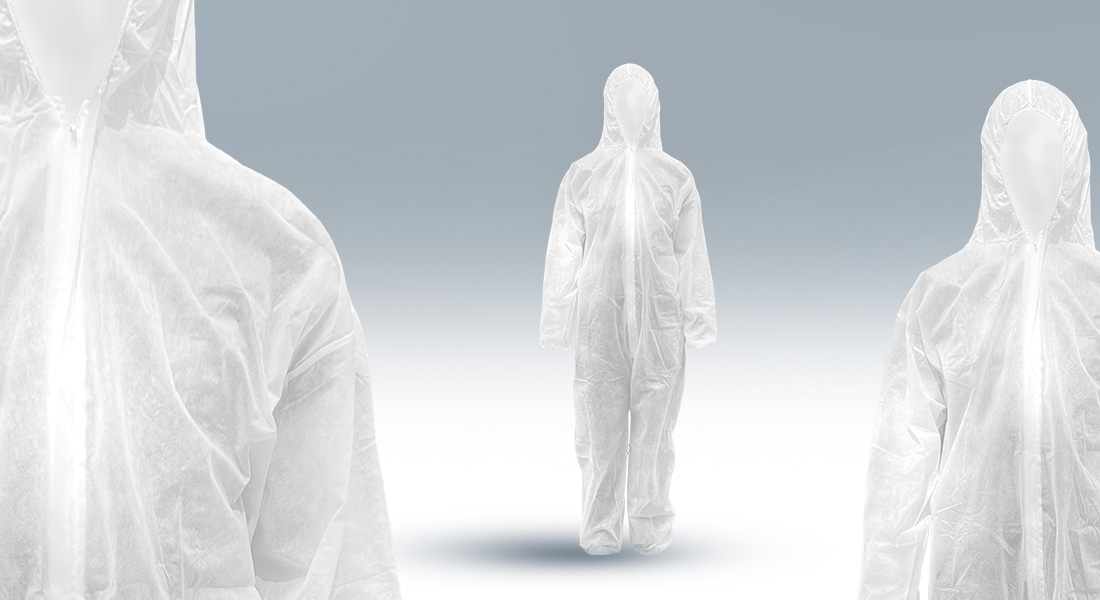 Drei weiße Einwegoveralls mit Kapuze sind vor einem grauen Hintergrund angeordnet, einer zentral und zwei leicht unscharf im Vordergrund.