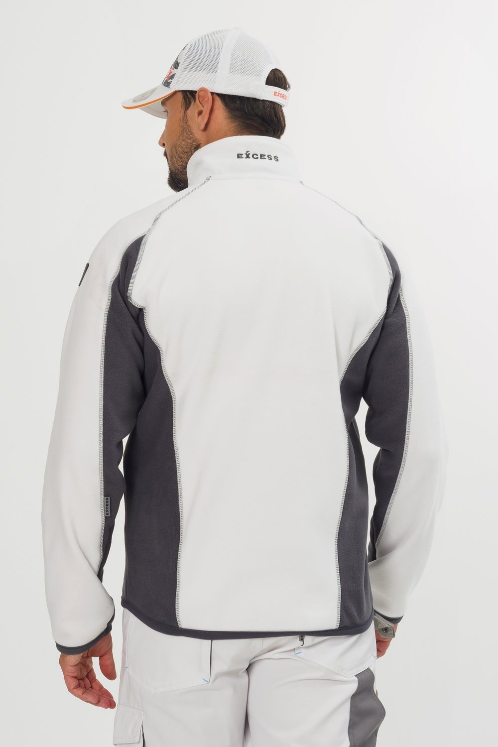 Rückansicht Excess Workwear Fleecejacke in Weiß mit grauen Einsätzen, Reißverschluss, Brusttasche und sportlichem Schnitt.