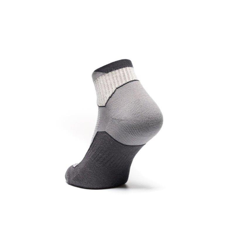 Kurzer Funktionssocke von Excess Workwear in Grau, Rückansicht mit dunklen Verstärkungen an Ferse und Zehen, atmungsaktives Strickmaterial und ergonomische Passform für Tragekomfort bei Sport, Freizeit und Arbeit.