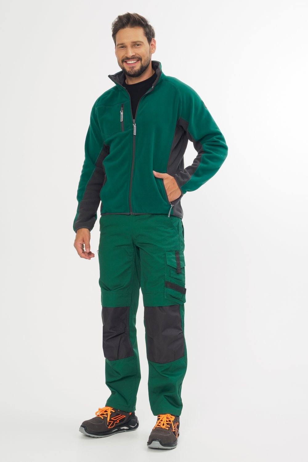 Excess Workwear Fleecejacke in Grün mit grauen Einsätzen, Reißverschluss, Brusttasche und sportlichem Schnitt.