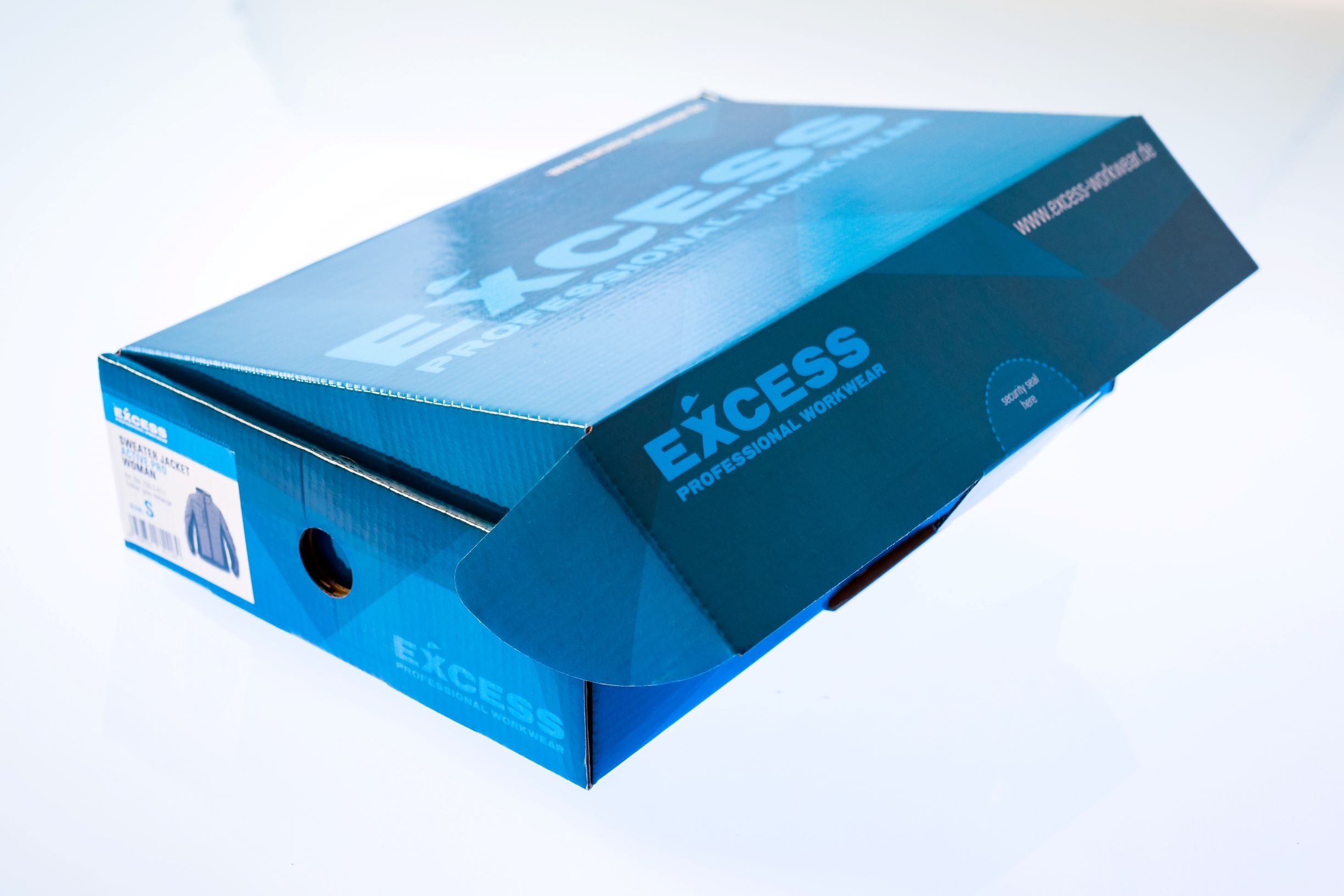 Blauer Excess Workwear Versandkarton mit Logo und Produktetikett für Sweeatjacke.