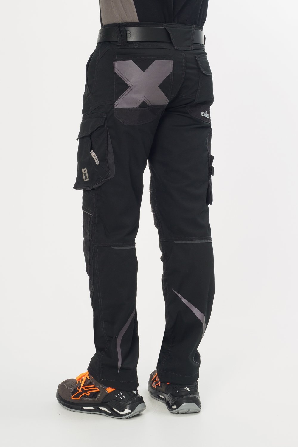 Rückansicht der schwarzen Arbeitshose von Excess mit auffälligem reflektierendem X-Design auf der Gesäßtasche, seitlichen Cargotaschen und reflektierenden Elementen an den Beinen für bessere Sichtbarkeit.