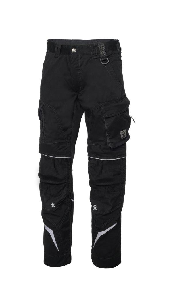 Schwarze Arbeitshose von Excess mit seitlichen Cargotaschen, verstärkten Kniepartien, reflektierenden Elementen und Logo-Patch, ideal für Handwerk und Outdoor-Einsätze.