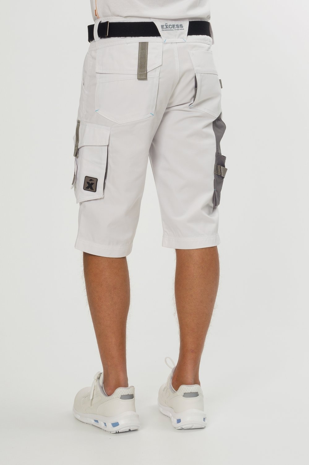 Rückansicht einer weißen Arbeitsbermuda mit praktischen Cargotaschen und Werkzeugschlaufen – funktionale Malershorts für Handwerker und Bauarbeiten.