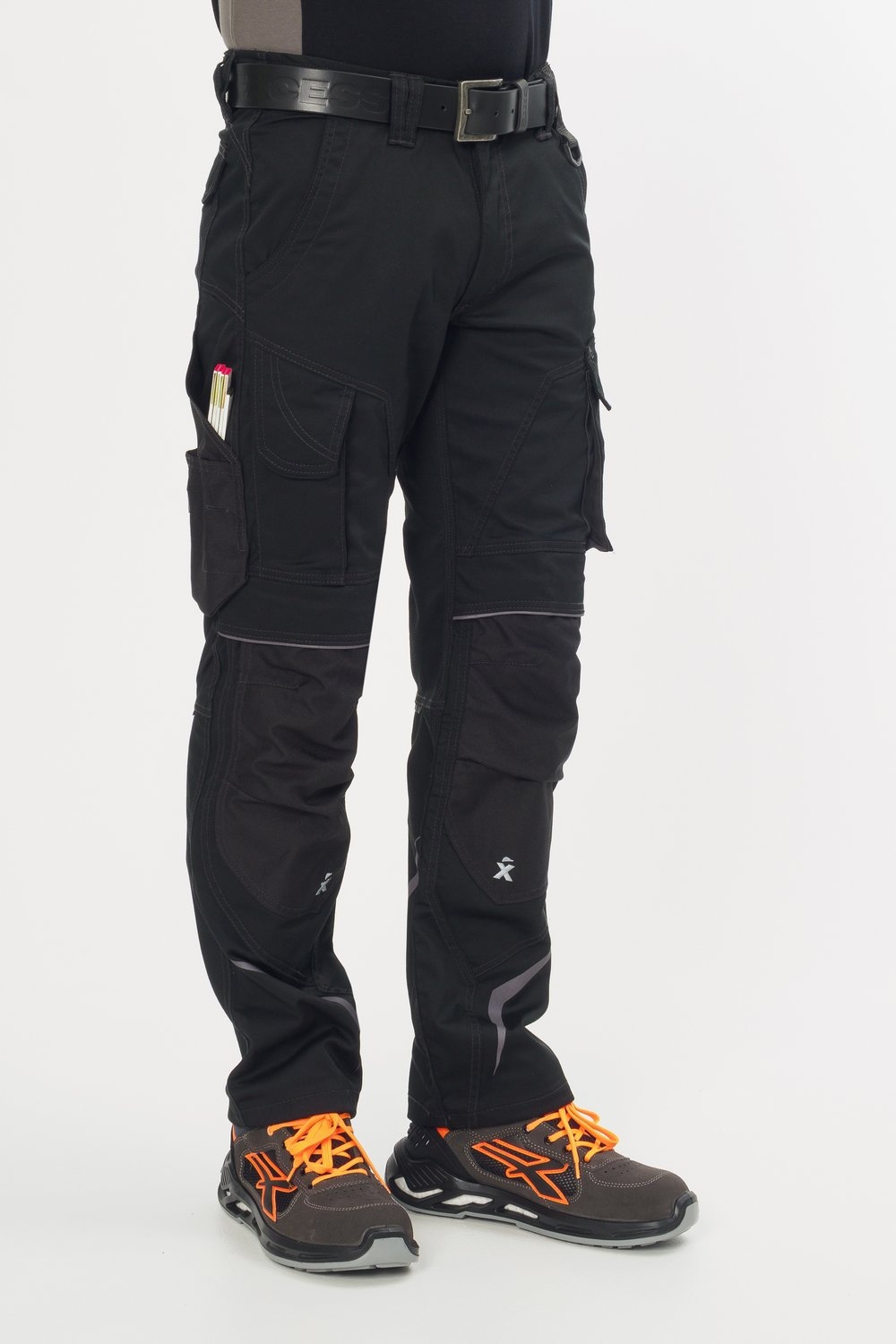 Excess Arbeitshose schwarz – funktionale Cargohose mit vielen Taschen und Knieschutztaschen, getragen im Einsatz.