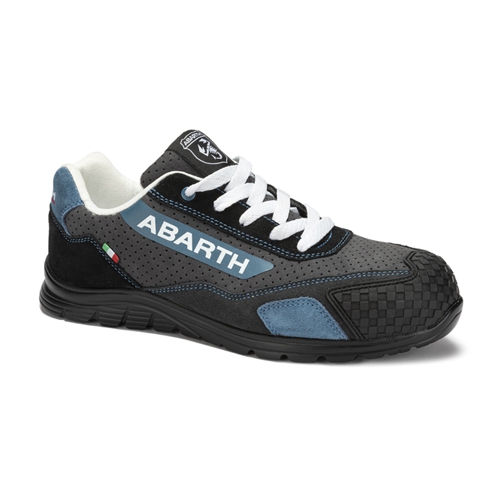Schwarzer Sneaker mit blauen Einsätzen, weißer Schnürung und großem ABARTH-Logo an der Seite.