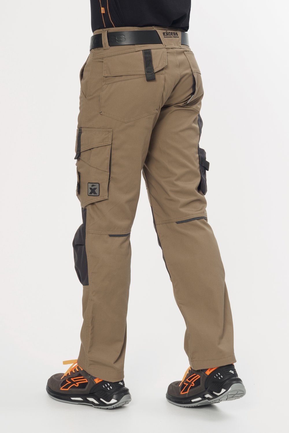 Rückansicht braune Arbeitshose mit robusten Knieverstärkungen und Cargotaschen – strapazierfähige Handwerkerhose für Bau und Montage.