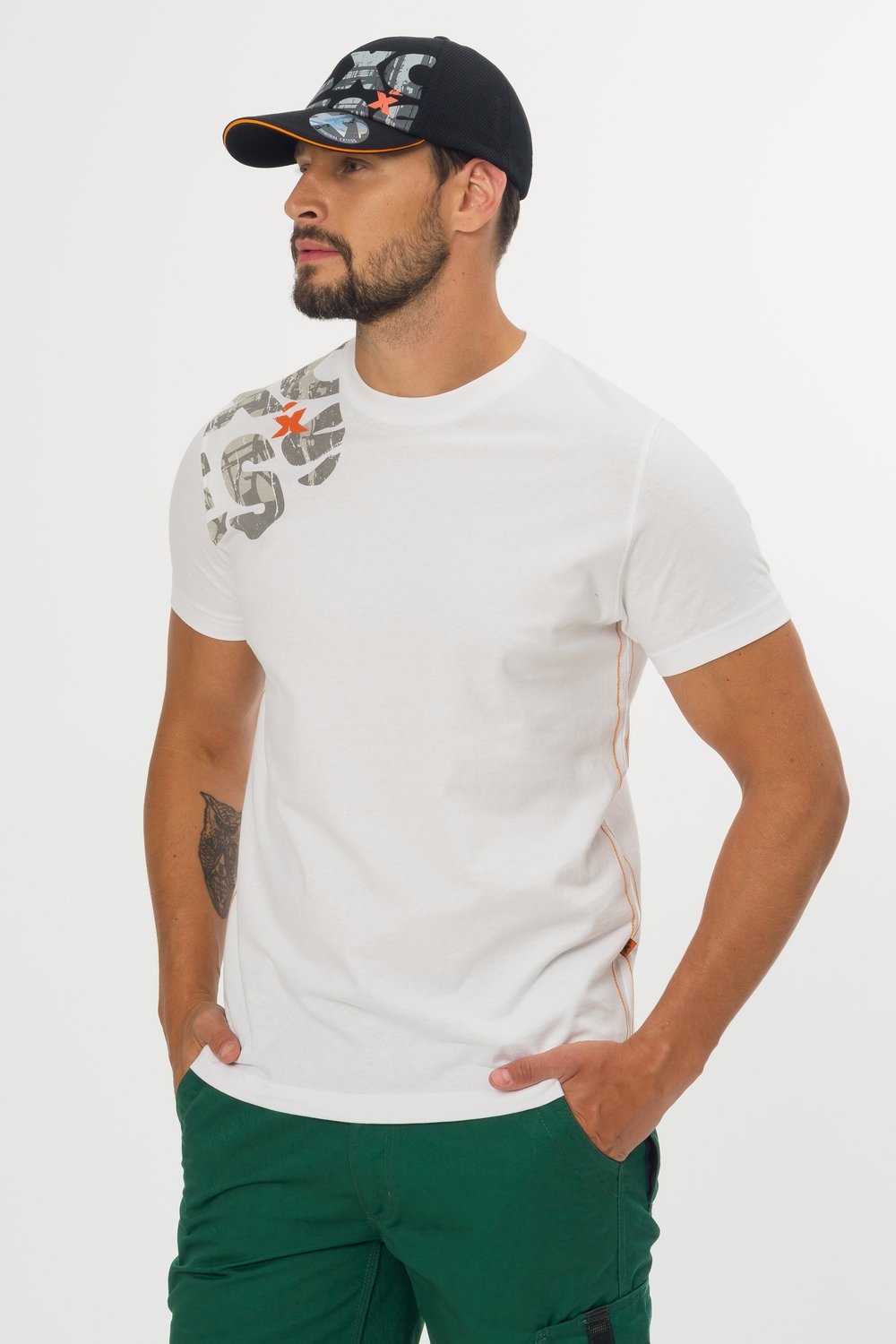 Weißes T-Shirt mit Druck, leicht und angenehm zu tragen, sportliches Design, veredelt mit schönem Druck. Auslaufartikel.