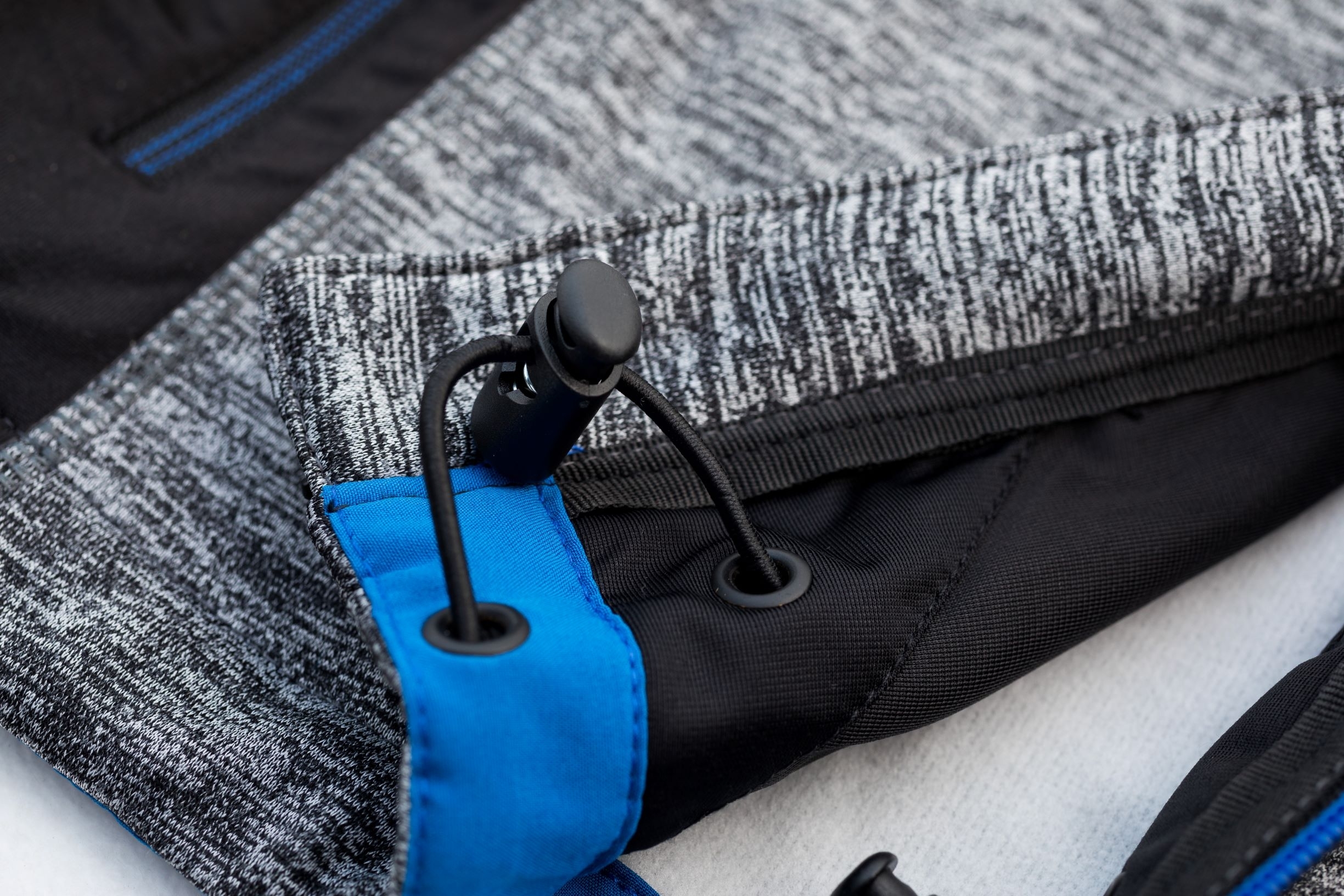 Excess Workwear Jacke grau-meliert, Nahaufnahme Kordelzug und Saum zur Weitenregulierung.