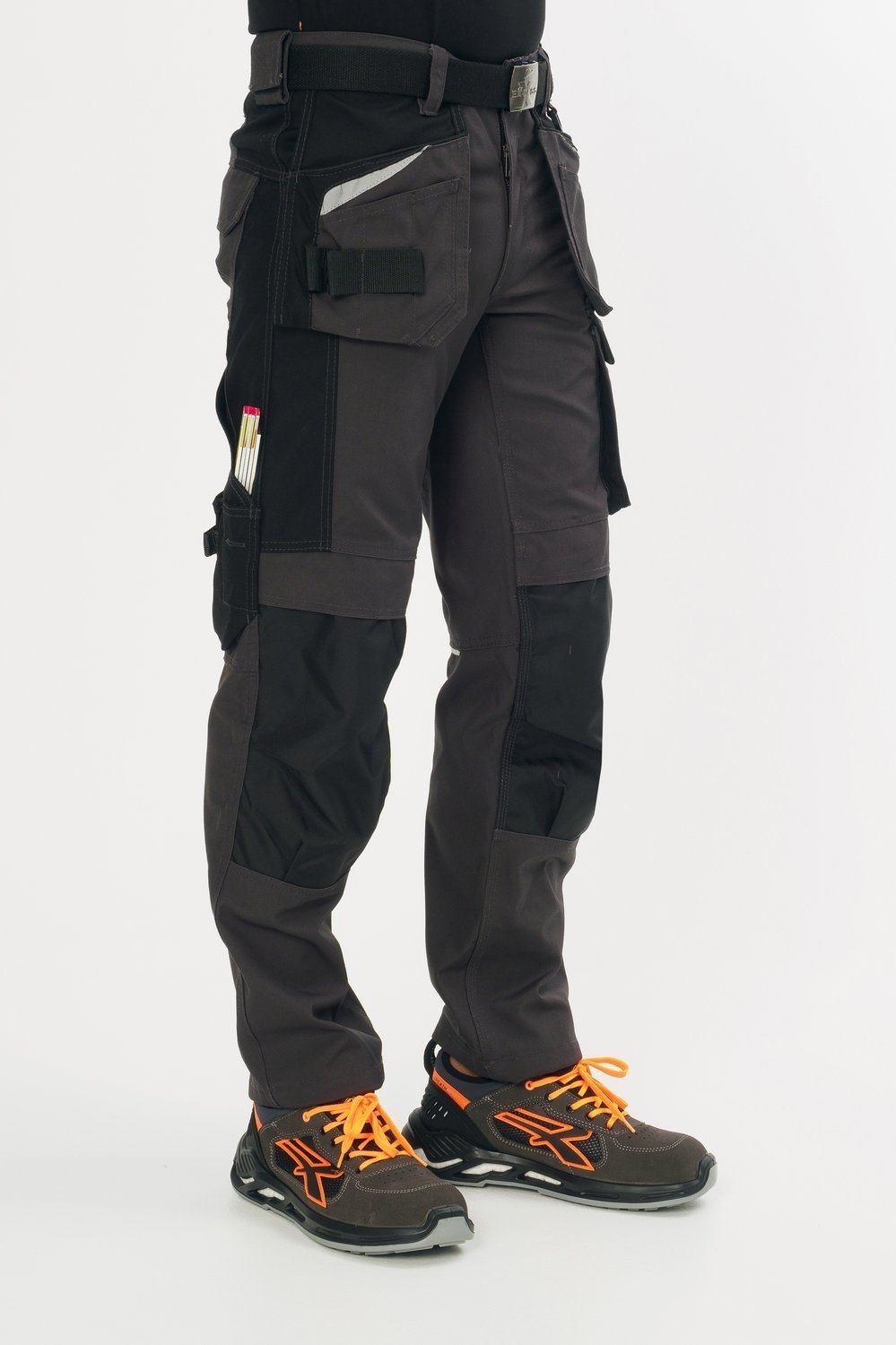 Schwarz-graue Arbeitshose von Excess Workwear mit funktionalen Taschen, Reflexdetails und verstärkten Knien. Robustes Material, ergonomischer Schnitt und zahlreiche Staumöglichkeiten für Werkzeug und Zubehör.