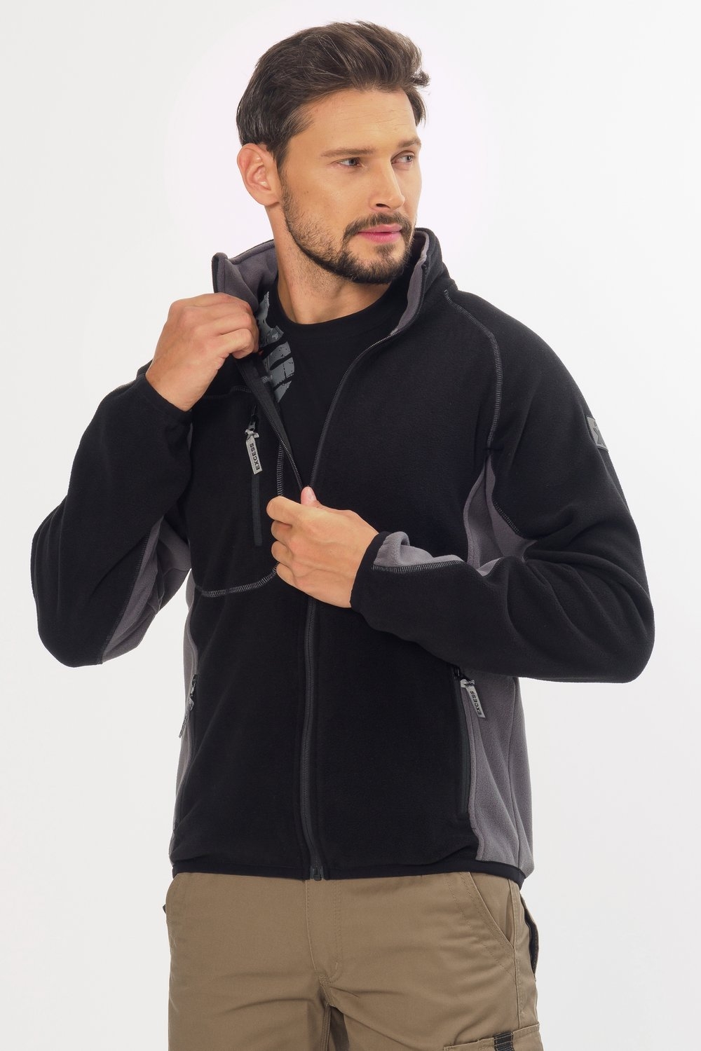 Excess Workwear Fleecejacke in Schwarz mit grauen Einsätzen, Reißverschluss, Brusttasche und sportlichem Schnitt.