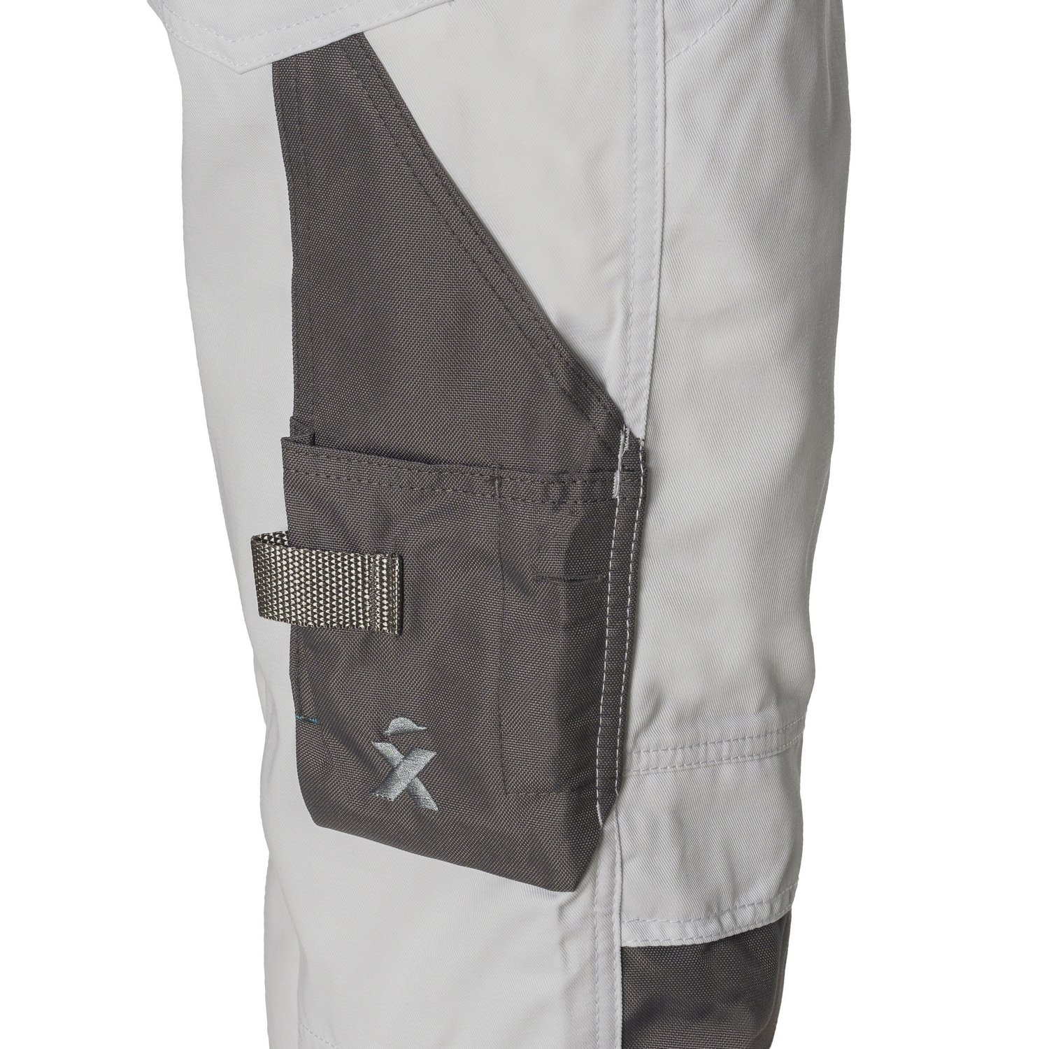 Detail einer weißen Arbeitshose mit grauer Cargotasche und Knieverstärkung – strapazierfähige Malerhose für Handwerker.
