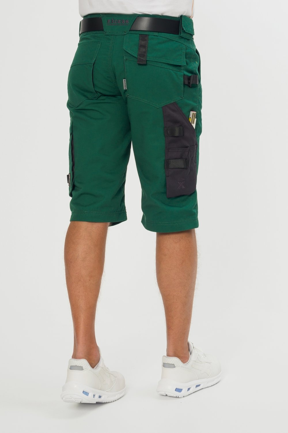 Rückansicht einer grünen Arbeitsbermuda mit praktischen Cargotaschen und Werkzeugschlaufen – funktionale Malershorts für Handwerker und Bauarbeiten.