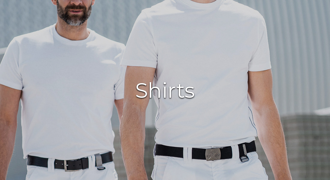 Zwei Männer in weißen T-Shirts und weißen Hosen mit schwarzen Gürteln stehen im Freien. In der Bildmitte steht der Schriftzug „Shirts“.