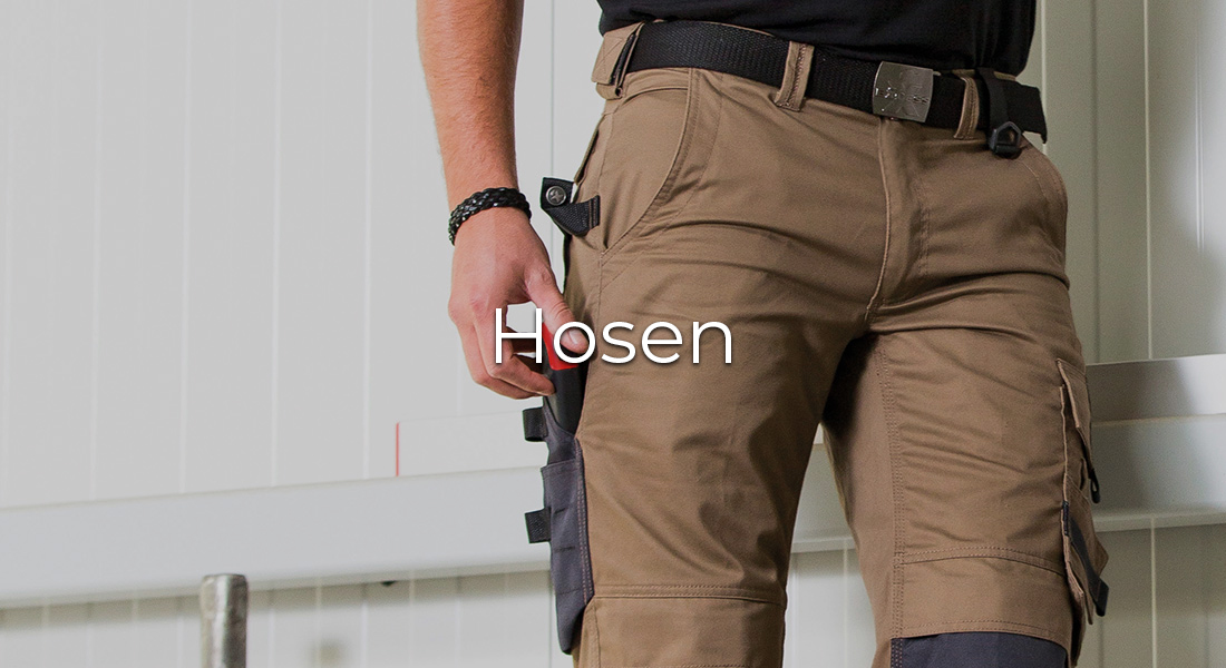 Nahaufnahme einer braunen Arbeitshose mit schwarzem Gürtel und Werkzeugtaschen. In der Bildmitte steht der Schriftzug „Hosen“.