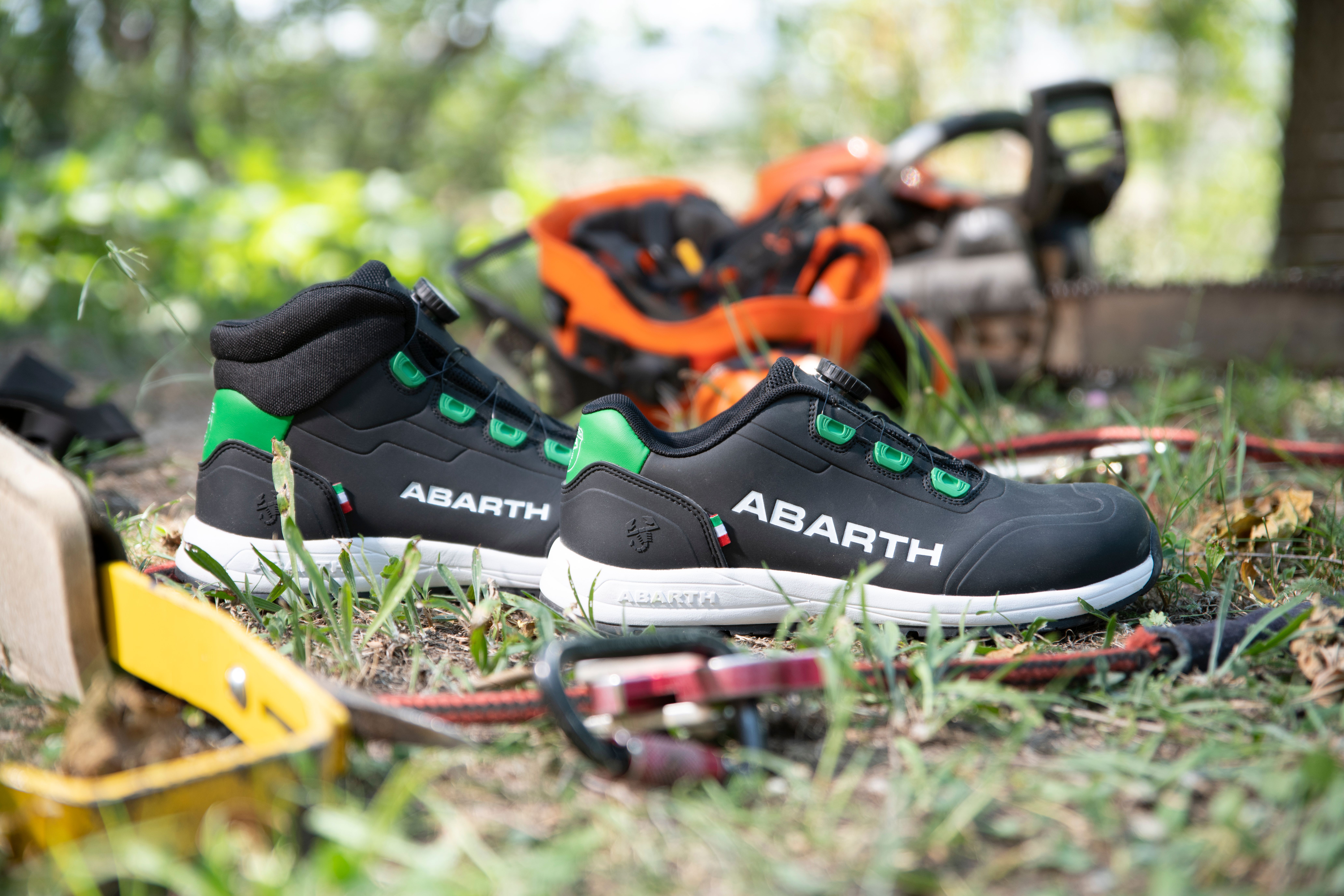 ABARTH Sicherheitsschuhe schwarz-grün mit robuster weißer Sohle – ideal für Forst, Bau und Handwerkseinsatz.