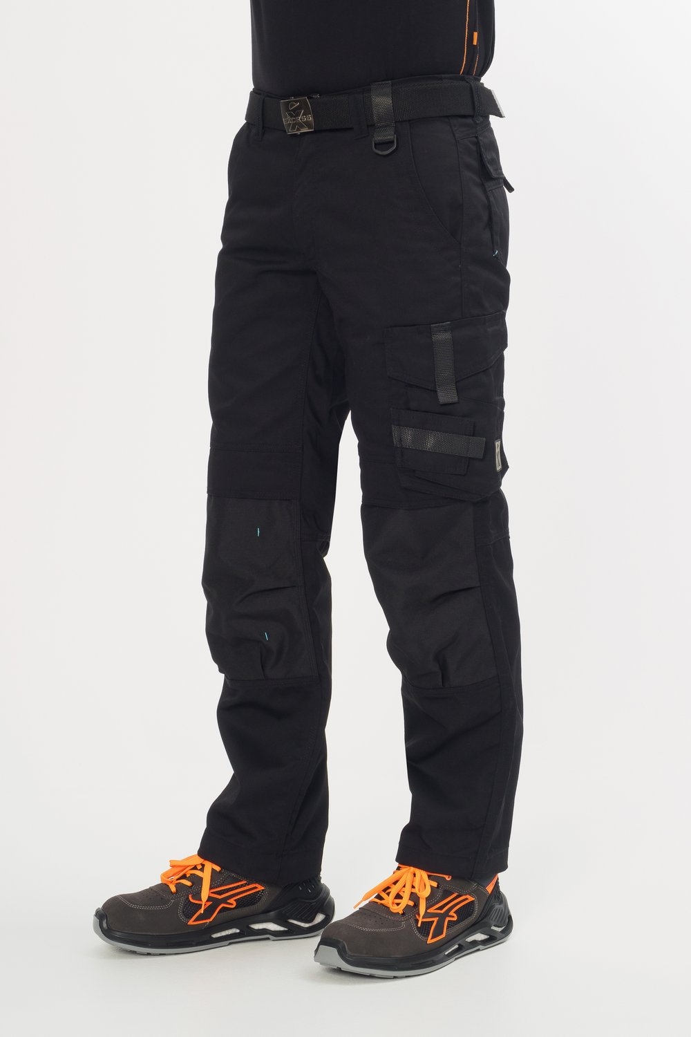 Schwarze Arbeitshose mit robusten Knieverstärkungen und Cargotaschen – strapazierfähige Handwerkerhose für Bau und Montage.
