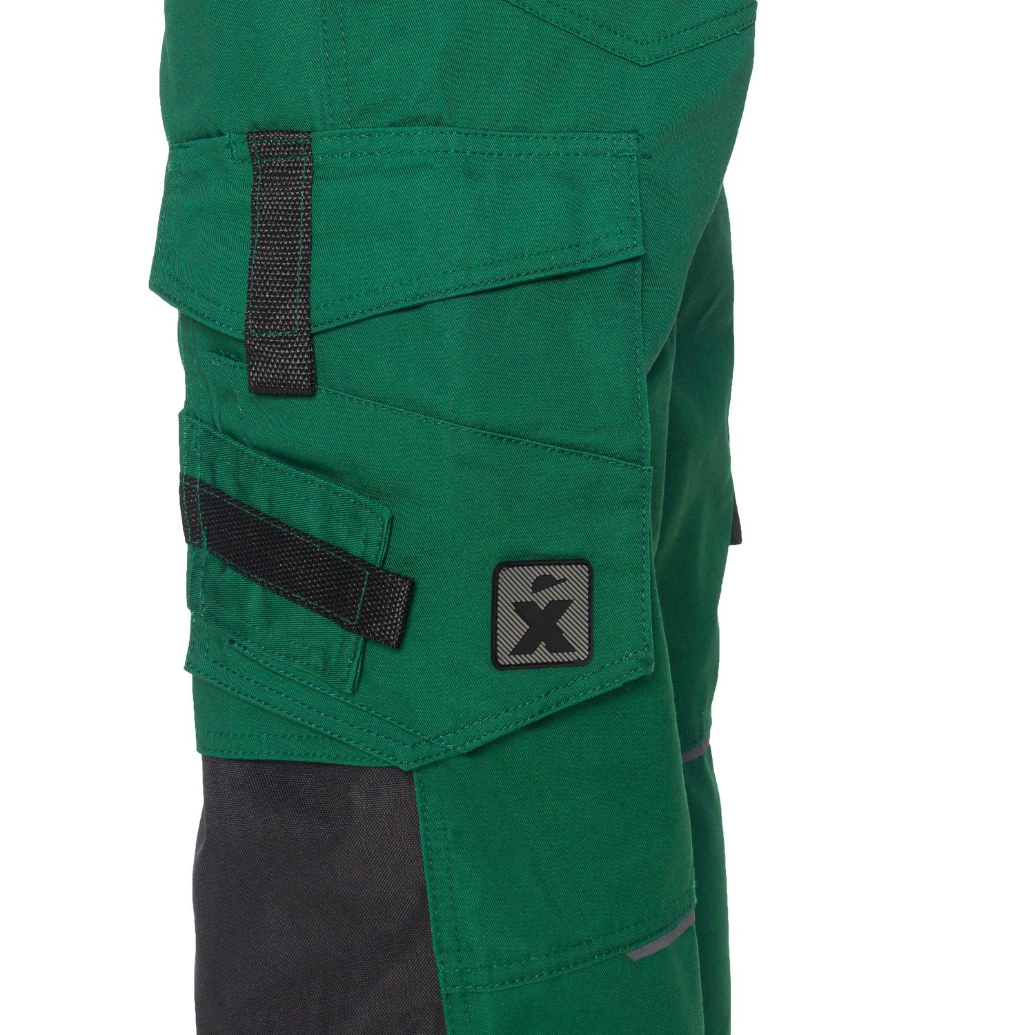 Detailansicht einer grünen Arbeitshose mit schwarzem Knieeinsatz, aufgesetzten Cargotaschen, Gürtelschlaufe und Markenlogo, geeignet für Handwerk und Outdoor-Arbeiten.