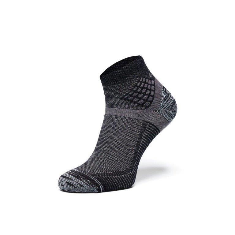 xcess Workwear kurzer Funktionssocke in Schwarz mit grauen Verstärkungen, atmungsaktivem Material und ergonomischem Schnitt.