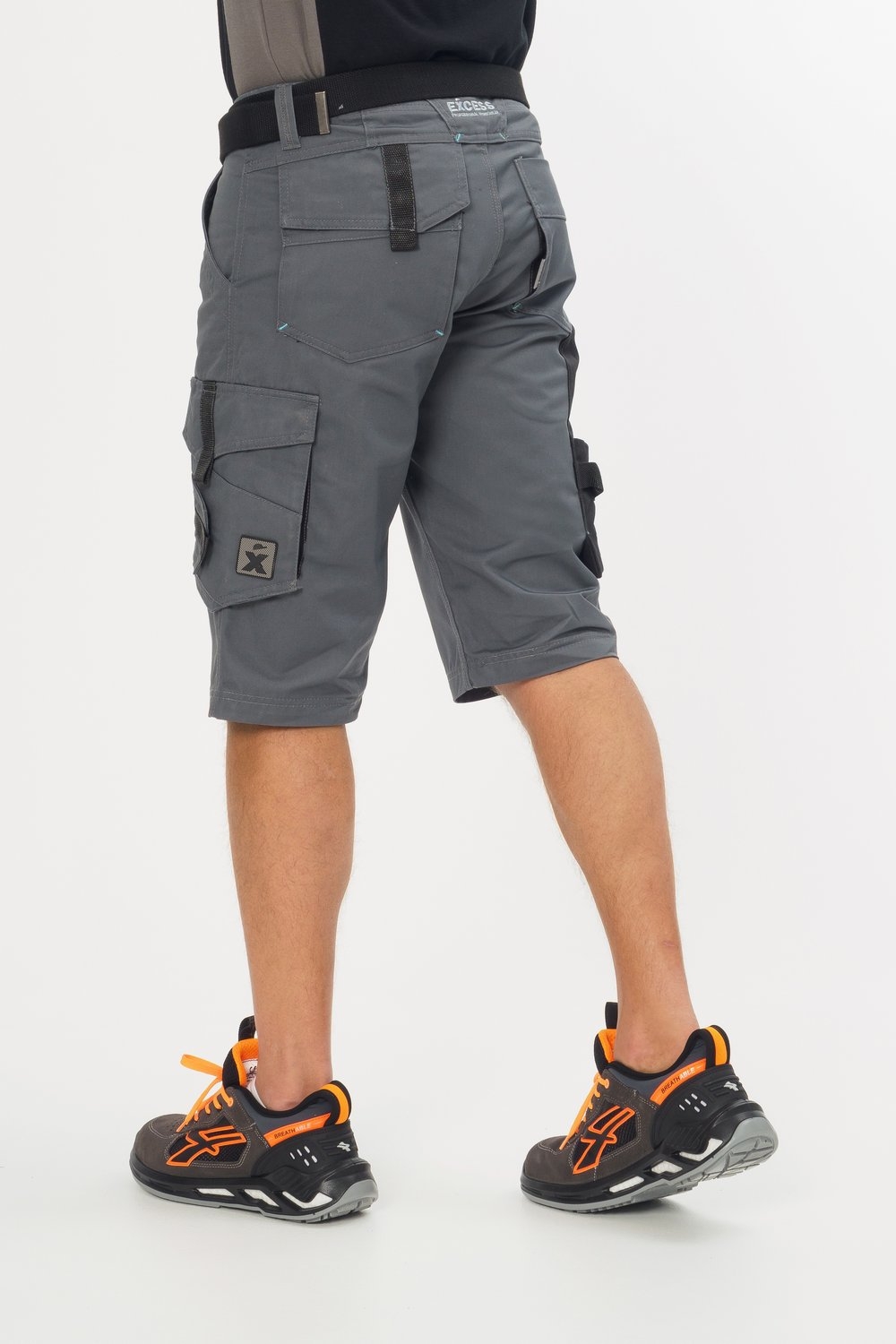 Rückansicht einer grauen Arbeitsbermuda mit praktischen Cargotaschen und Werkzeugschlaufen – funktionale Malershorts für Handwerker und Bauarbeiten.