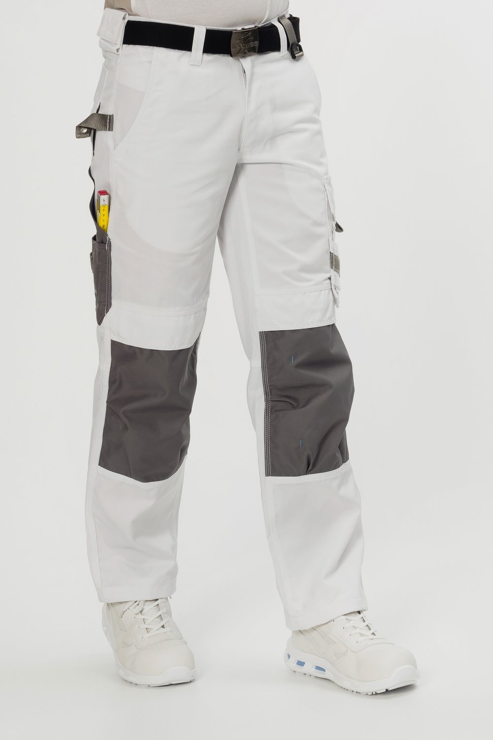 Weiße Arbeitshose mit grauen Knieverstärkungen und praktischen Taschen – strapazierfähige Malerhose für Handwerk und Bau.