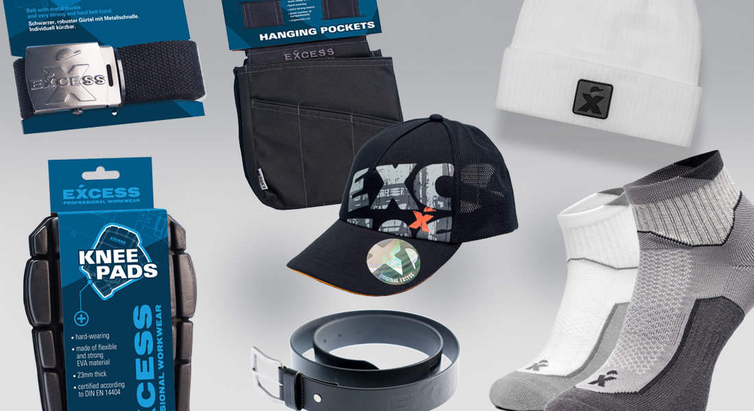 Zubehörprodukte von Excess Professional Workwear: Gürtel, Knieschoner, Werkzeugtaschen, schwarze Kappe, weiße Mütze und Arbeitssocken, angeordnet vor grauem Hintergrund.