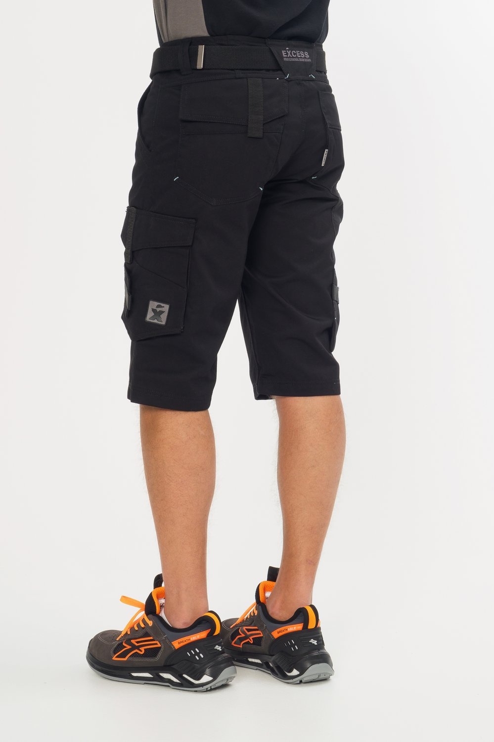 Rückansicht einer schwarzen Arbeitsbermuda mit praktischen Cargotaschen und Werkzeugschlaufen – funktionale Malershorts für Handwerker und Bauarbeiten.