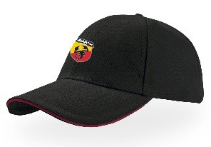 Schwarze Cap mit gebogenem Schirm, kleinem ABARTH-Logo auf der Front und roter Kante am Schirmrand.