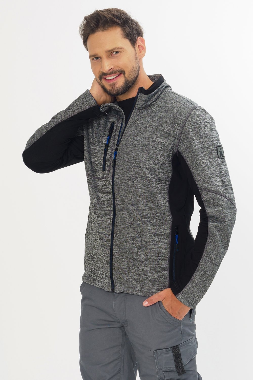 Excess Workwear Sweatjacke grau-meliert mit schwarzen Einsätzen, sportlicher Schnitt, Reißverschlusstaschen und Stehkragen, am Modell getragen.