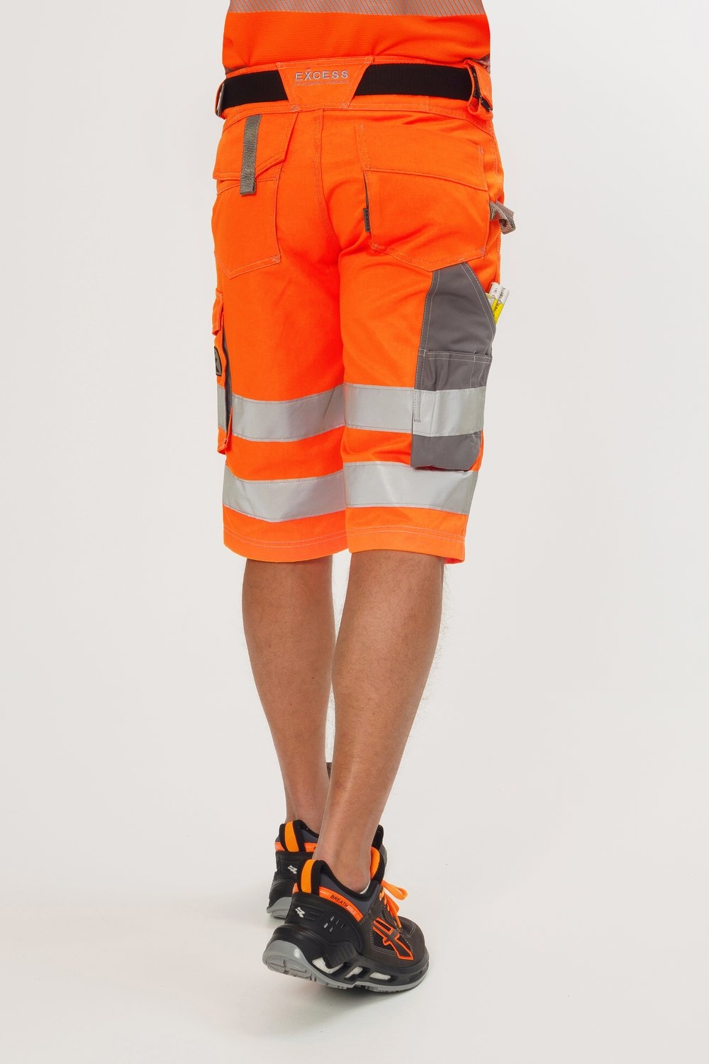 Rückansicht einer orangefarbene Bermuda-Arbeitshose mit silbernen Reflexstreifen, Seitentaschen und einem schwarzen Gürtel.