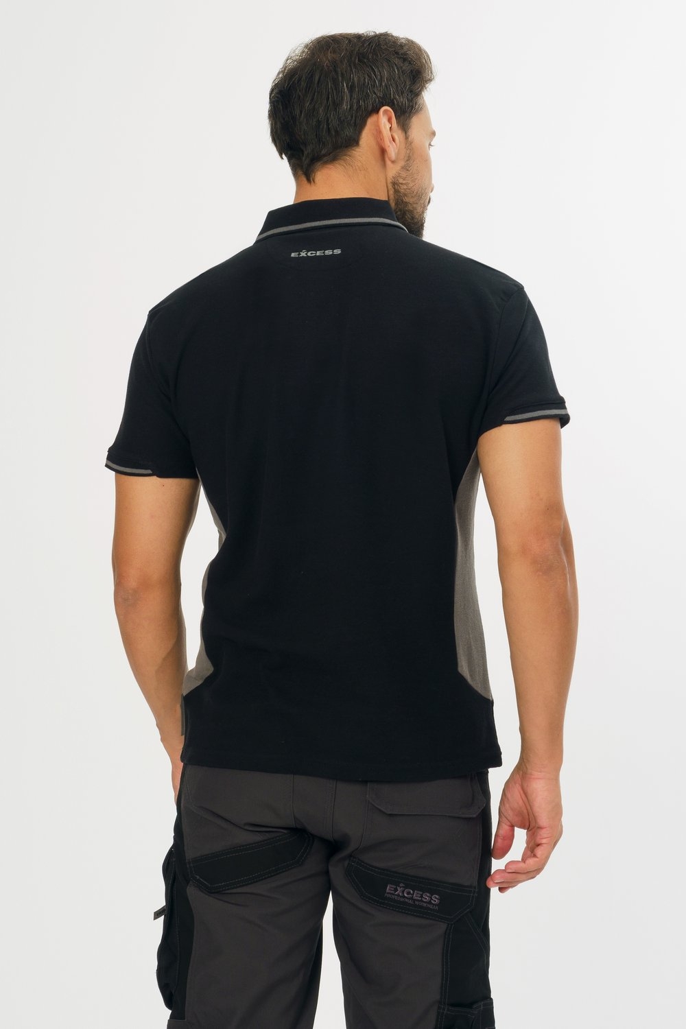 Rückseite schwarzes Poloshirt mit grauen Seiteneinsätzen, Knopfleiste mit drei Knöpfen und Kontrastnähten an Kragen und Ärmeln..