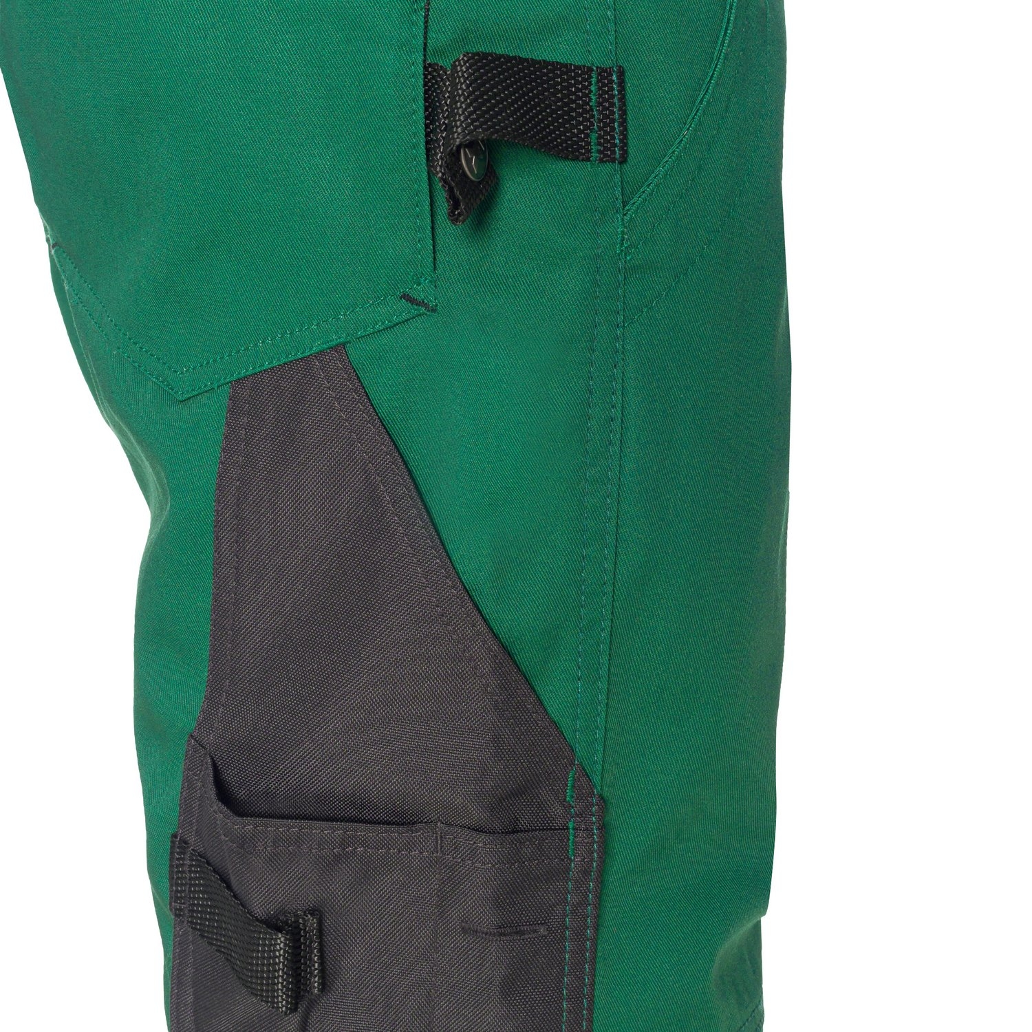 Detail einer grünen Arbeitshose mit grauer Cargotasche und Knieverstärkung – strapazierfähige Malerhose für Handwerker.