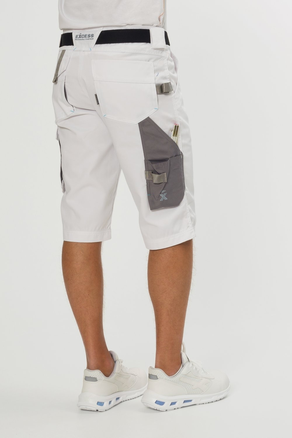 Rückansicht einer weißen Arbeitsbermuda mit praktischen Cargotaschen und Werkzeugschlaufen – funktionale Malershorts für Handwerker und Bauarbeiten.