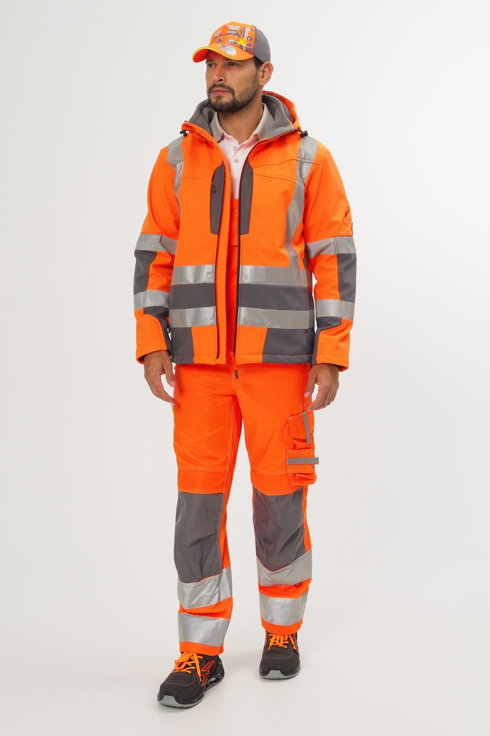 Warnschutzkleidung orange mit Reflexstreifen – robuste Jacke und Hose mit grauen Einsätzen für Bau, Handwerk und Straßenarbeit.