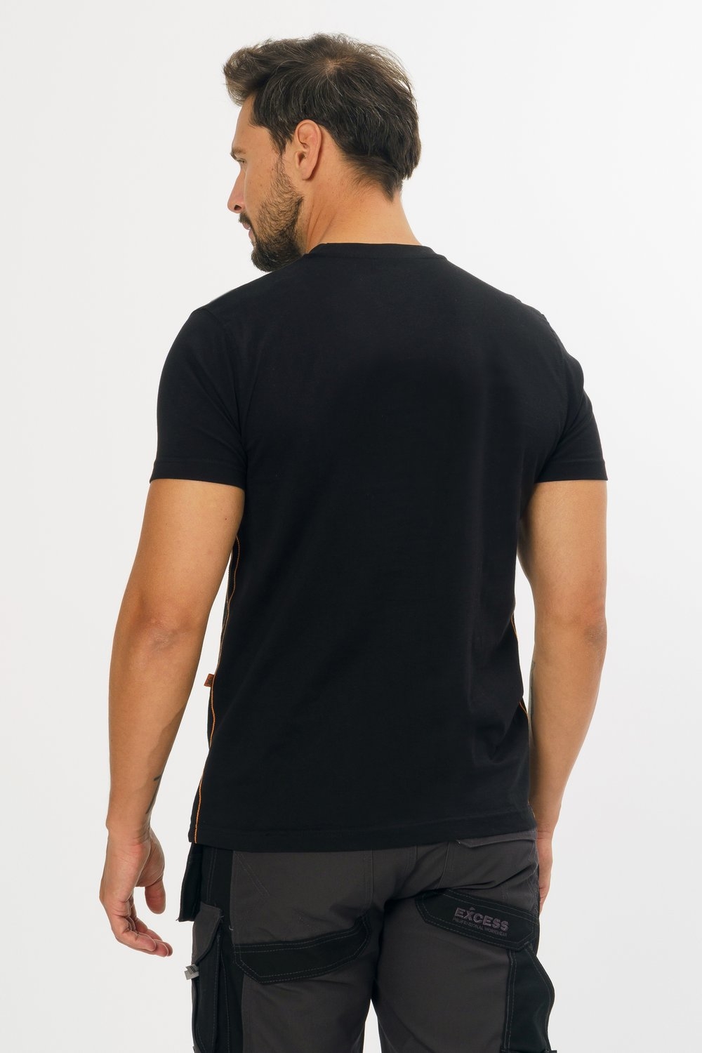 Rückansicht schwarzes T-Shirt mit Druck, leicht und angenehm zu tragen, sportliches Design, veredelt mit schönem Druck. Auslaufartikel.