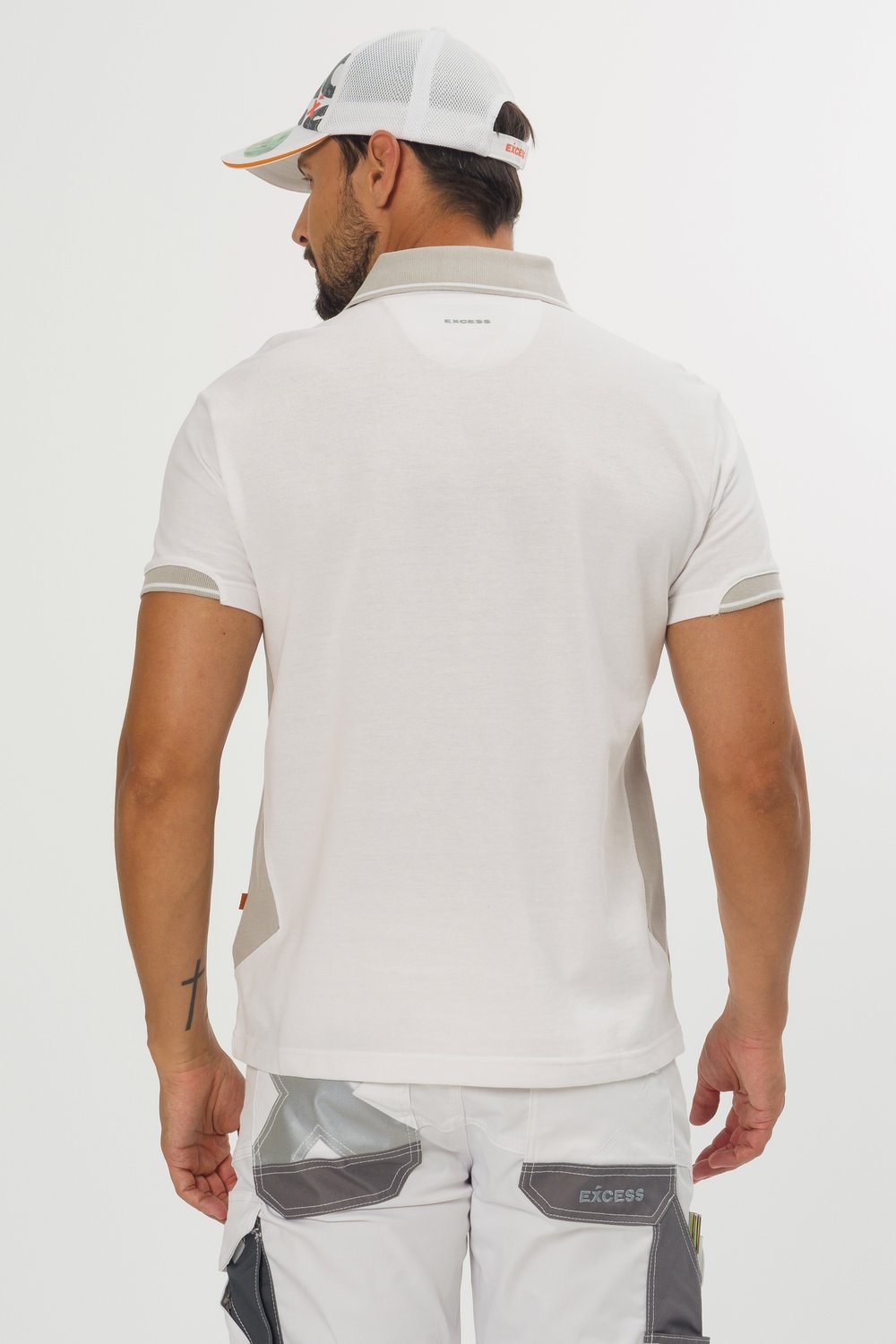 Rückansicht weißes Poloshirt mit grauen Seiteneinsätzen, Knopfleiste mit drei Knöpfen und Kontrastnähten an Kragen und Ärmeln.