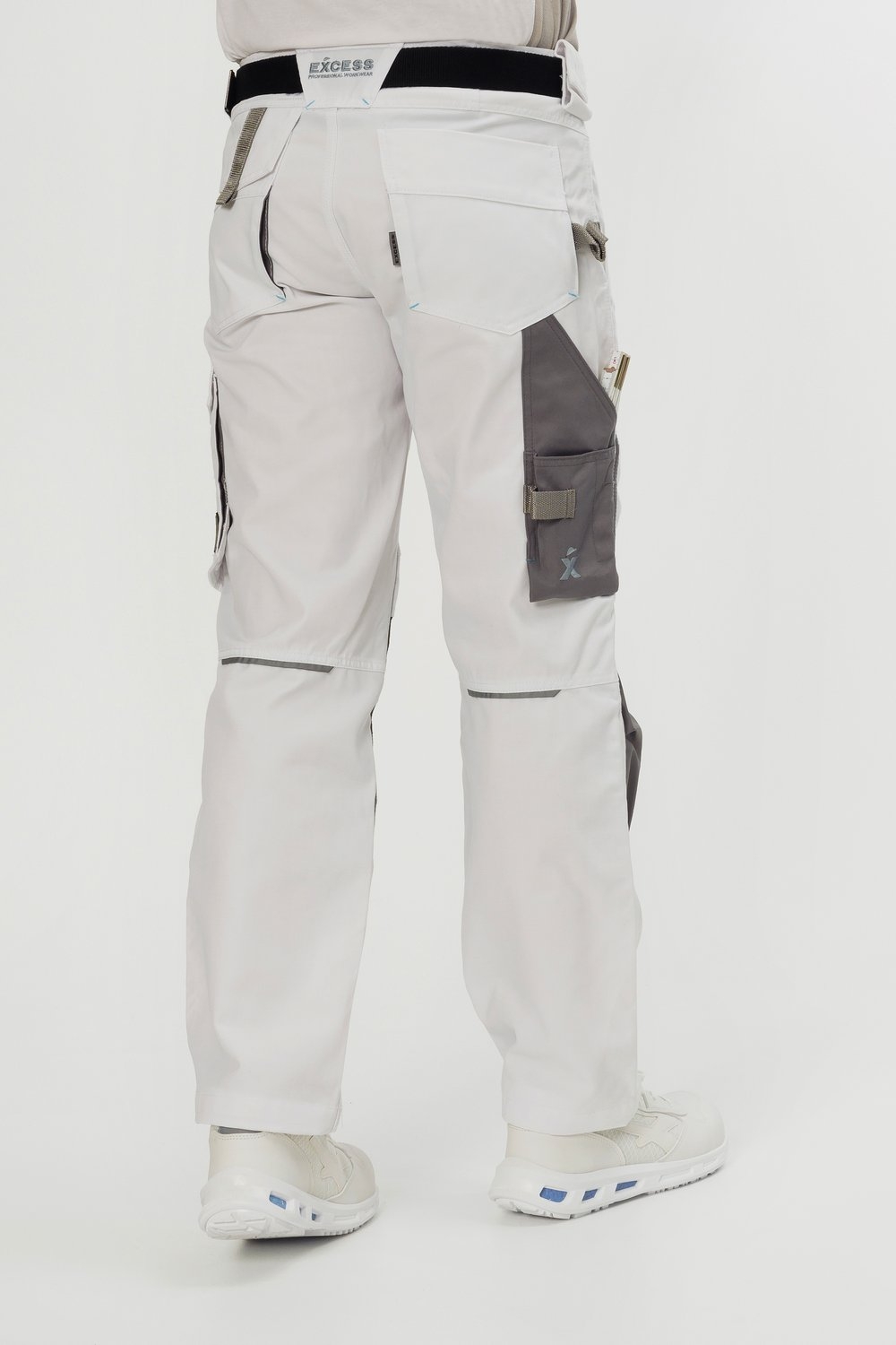 Rückansicht einer weißen Arbeitshose mit schwarzen Knieschonern und Cargotaschen – strapazierfähige Handwerkerhose für Bau und Montage
