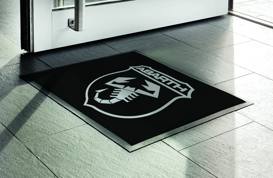 Abarth Fußmatte schwarz mit großem Logo, rutschfest und robust für Eingangsbereiche.