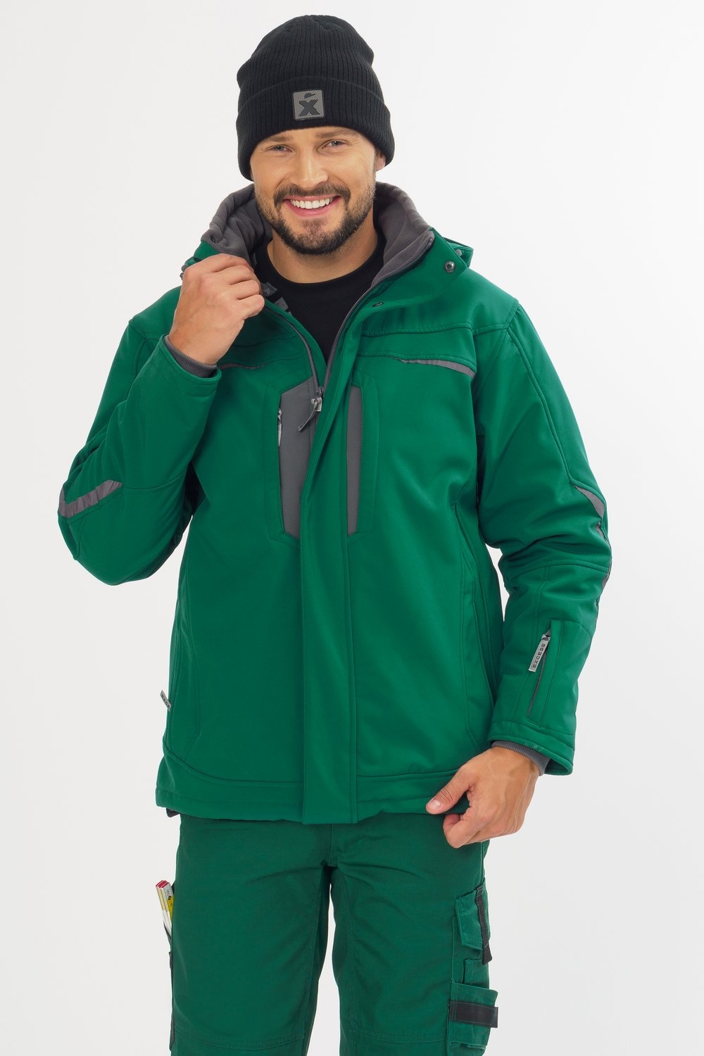 Excess Workwear Softshelljacke in Grün mit Kapuze, grauen Einsätzen, Reflexdetails und Reißverschlusstaschen.