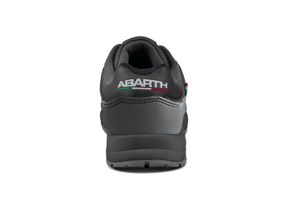 Grauer Sneaker mit ABARTH-Logo und italienischer Flagge auf der Ferse – sportlicher Schuh im Racing-Look.  Ausführlich: