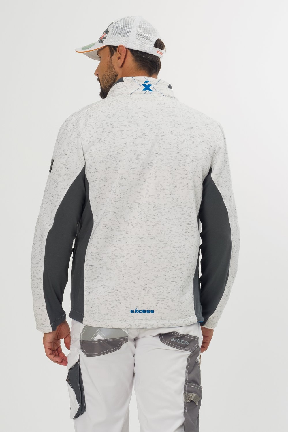 Rückseite Excess Workwear Sweatjacke weiß-grau meliert mit grauen Einsätzen, sportlicher Schnitt, Reißverschlusstaschen und Stehkragen am männlichen Modell.