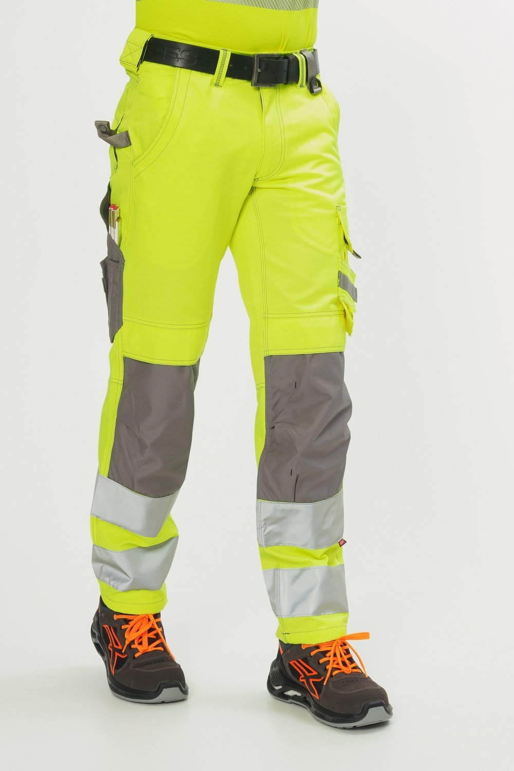 Gelbe Arbeitshose mit silbernen Reflexstreifen, grauen Einsätzen, Multifunktionstaschen und schwarzen Sicherheitsschuhen.