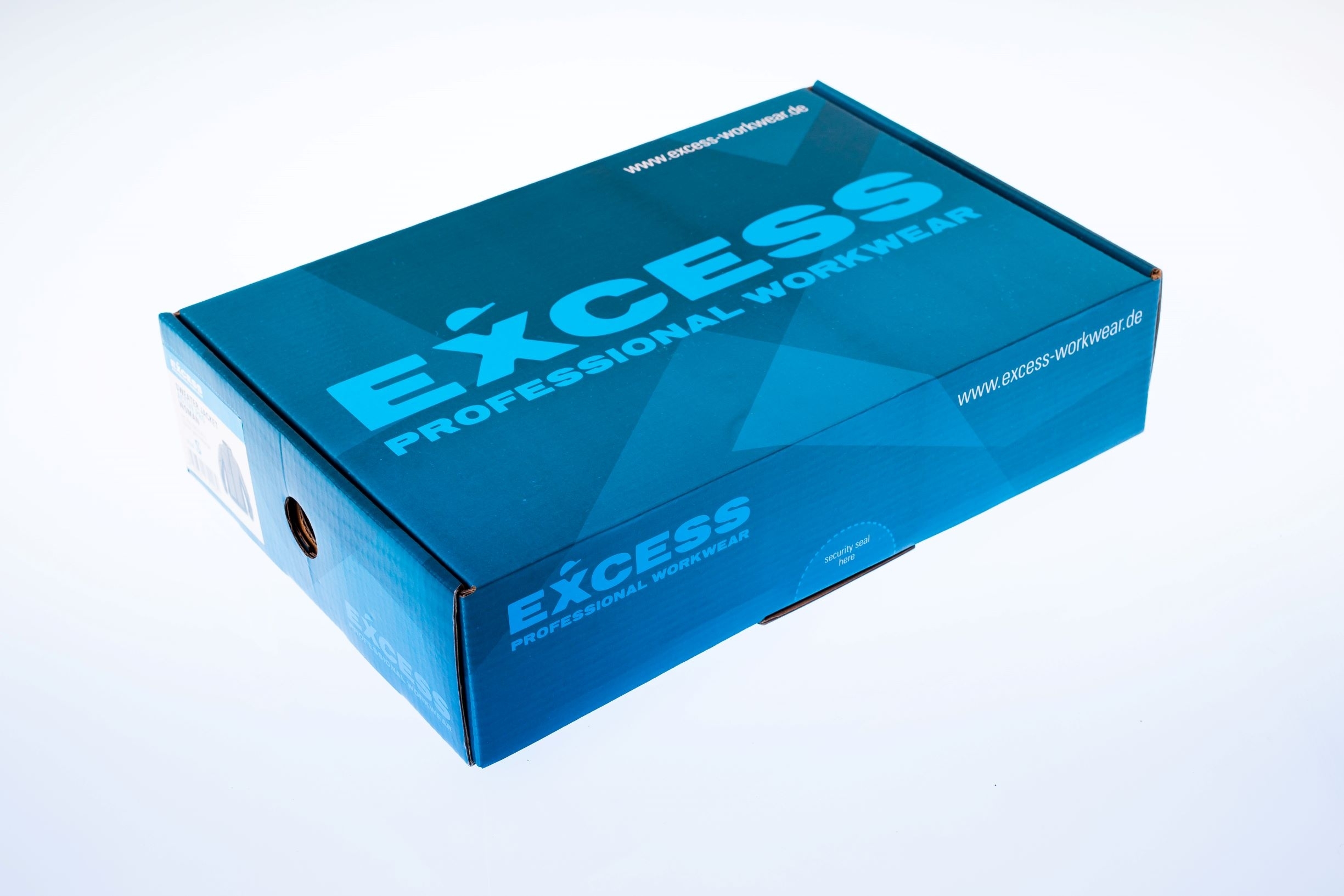 Blauer Excess Workwear Versandkarton mit Logo und Produktetikett für Jacke.