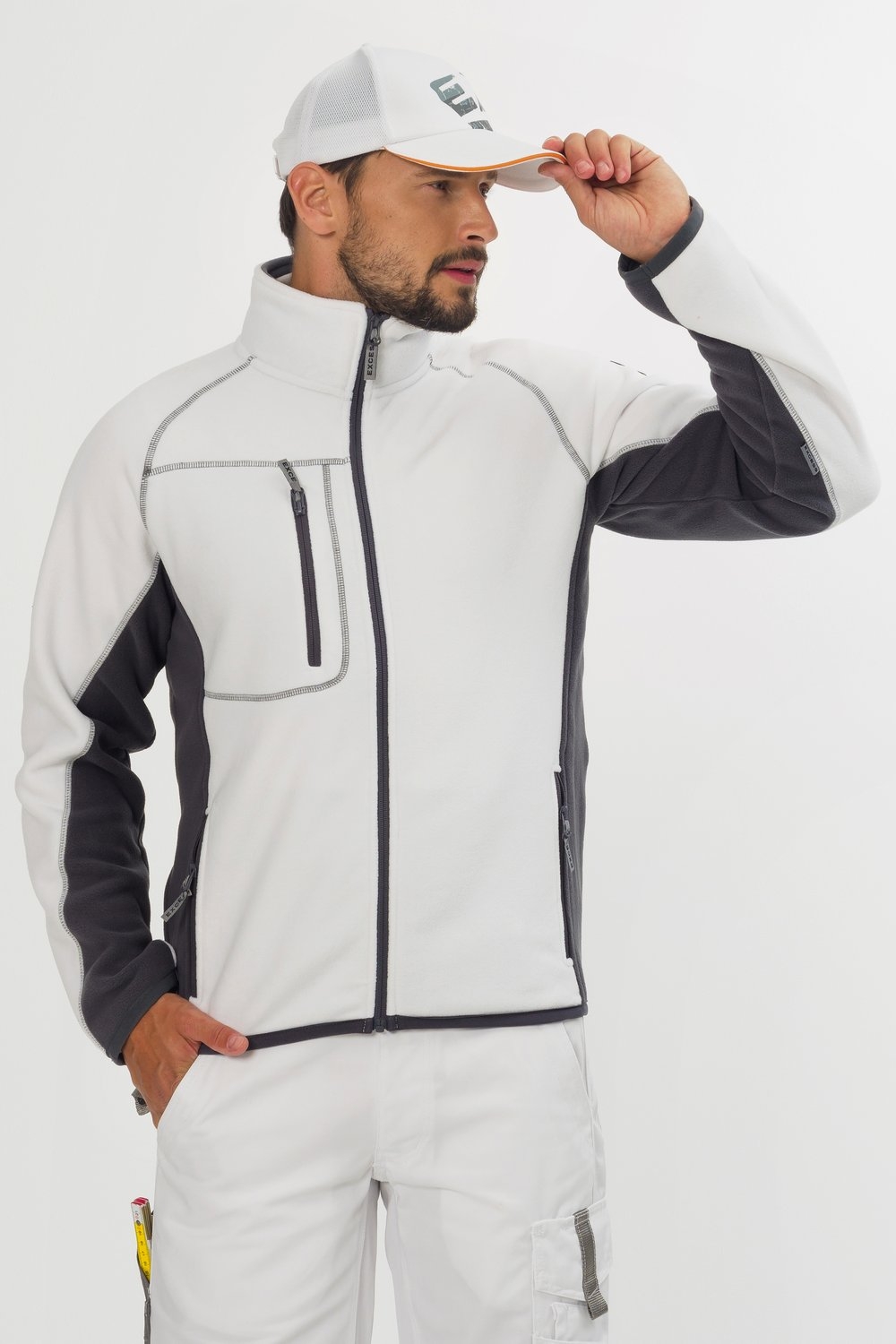 Excess Workwear Fleecejacke in Weiß mit grauen Einsätzen, Reißverschluss, Brusttasche und sportlichem Schnitt.