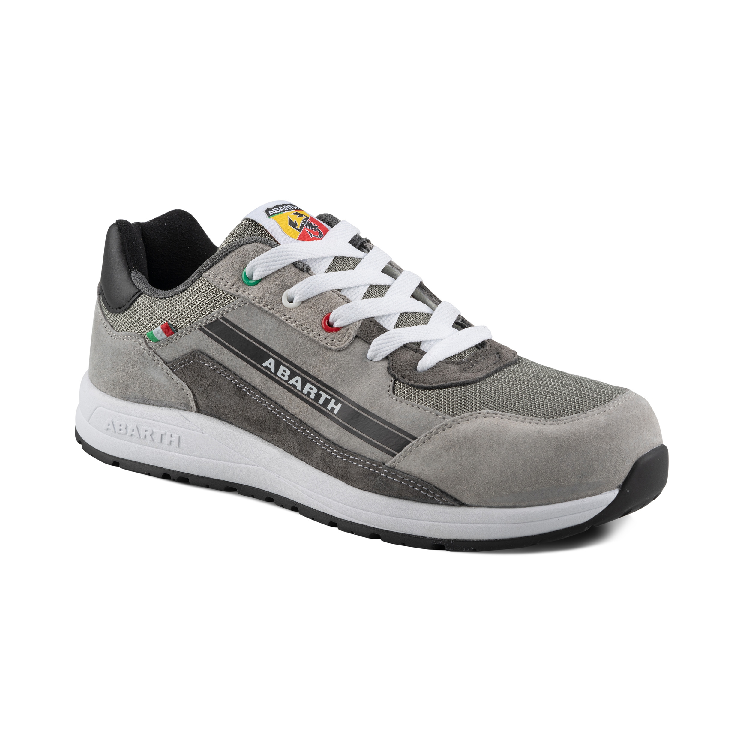 Seitliche Ansicht eines grauen ABARTH Arbeitsschuhs im sportlichen Sneaker-Design mit robuster schwarzer Laufsohle, weißer Schnürung, seitlichem ABARTH-Schriftzug und italienischen Flaggen-Details.
