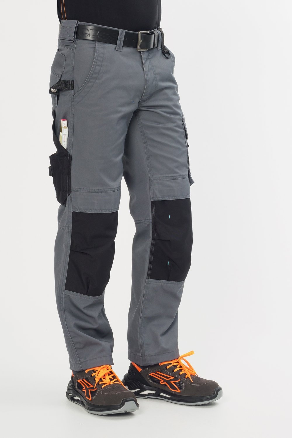 Graue Arbeitshose mit robusten schwarzen Knieverstärkungen, mehreren Cargotaschen, Gürtelschlaufen und seitlichen Halterungen für Werkzeuge – ideal für Handwerk, Bauarbeiten und Outdoor-Einsätze.