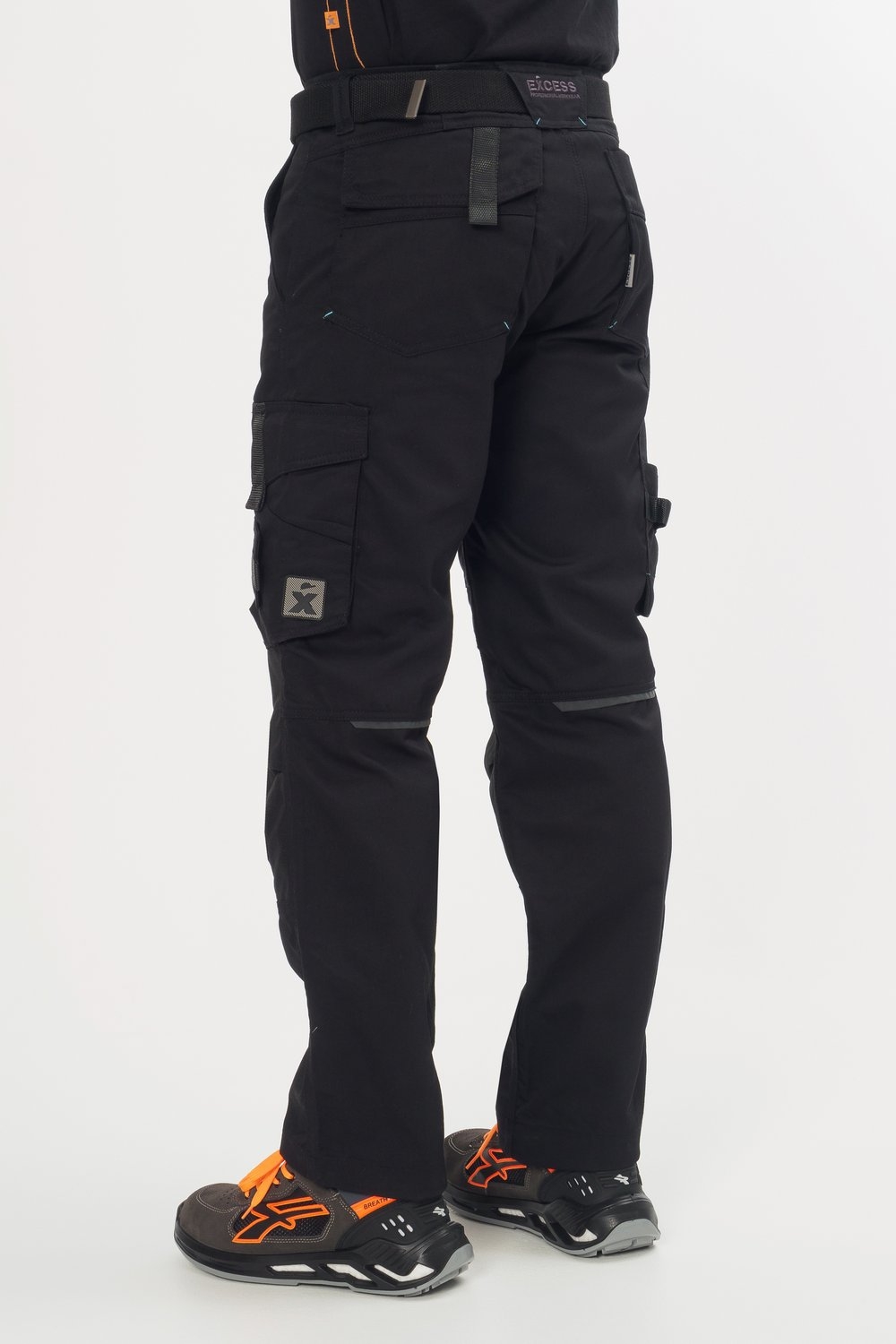 Rückansicht schwarze Arbeitshose mit robusten Knieverstärkungen und Cargotaschen – strapazierfähige Handwerkerhose für Bau und Montage.